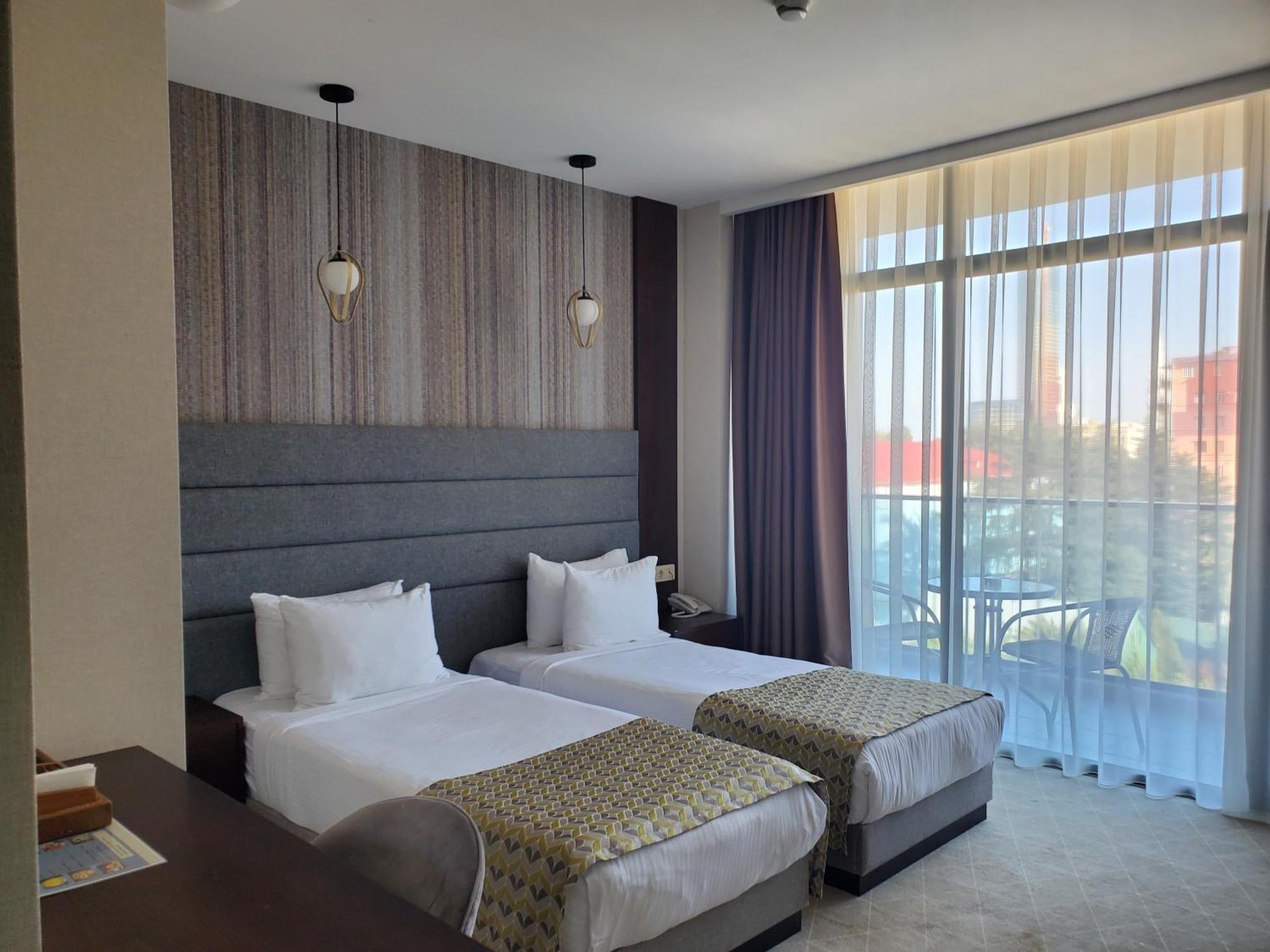 Hotel Salvador Batumi Bagian luar foto