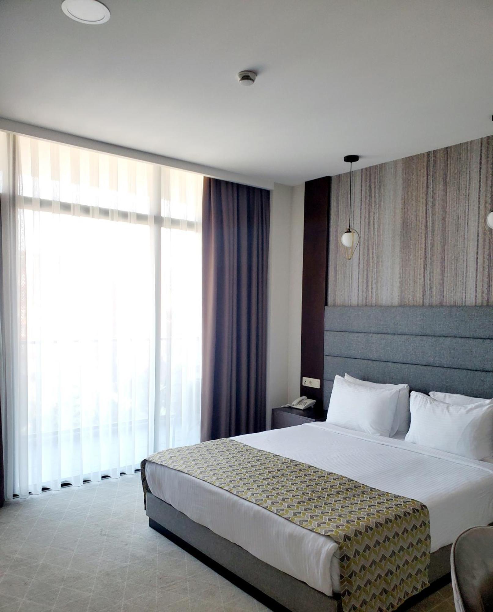 Hotel Salvador Batumi Bagian luar foto