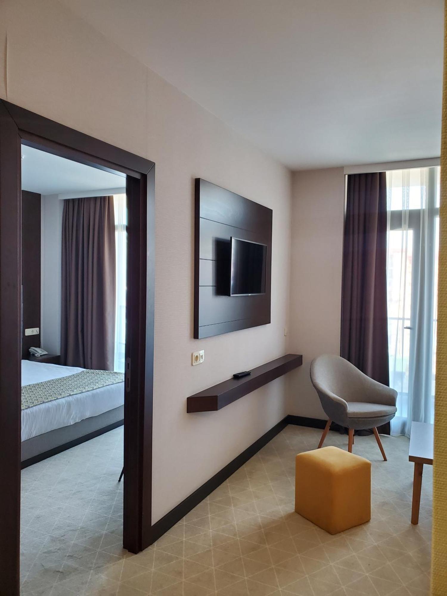 Hotel Salvador Batumi Bagian luar foto