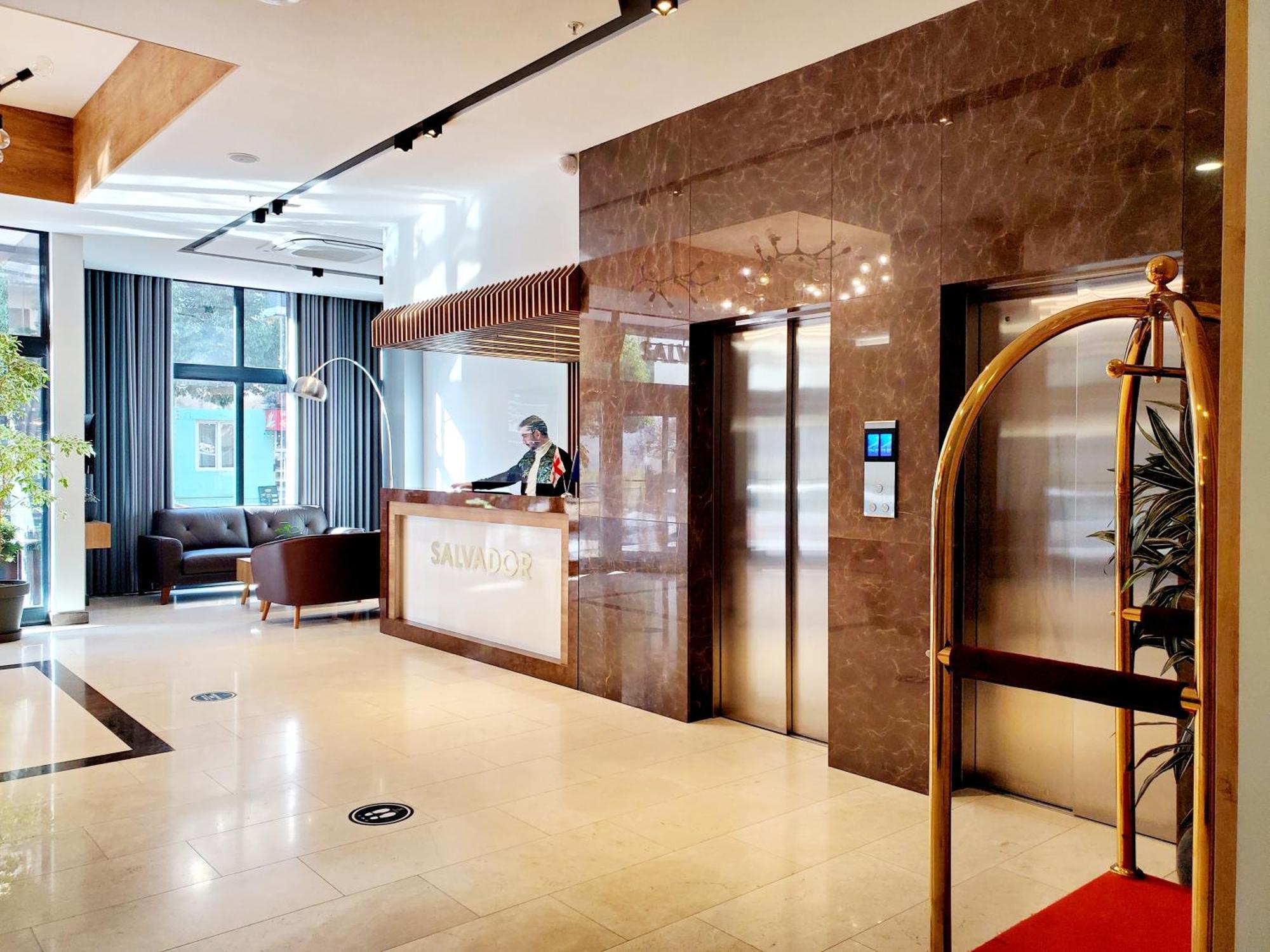 Hotel Salvador Batumi Bagian luar foto